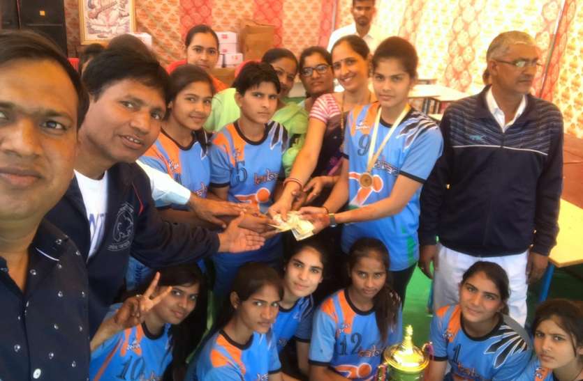 शिवसिंहपुरा की बेटियों ने कबड्डी में दिखाया दम, राज्य स्तर पर रही अव्वल शिवसिंहपुरा की बेटियों ने कबड्डी में दिखाया दम, राज्य स्तर पर रही अव्वल