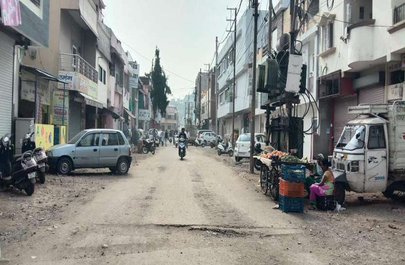 मार्ग पर अव्यवस्थाएं होने से बार-बार लग रहा जाम मार्ग पर अव्यवस्थाएं होने से बार-बार लग रहा जाम