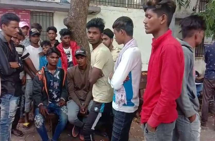 शादी की डीजे पार्टी में चले चाकू और तलवार शादी की डीजे पार्टी में चले चाकू और तलवार