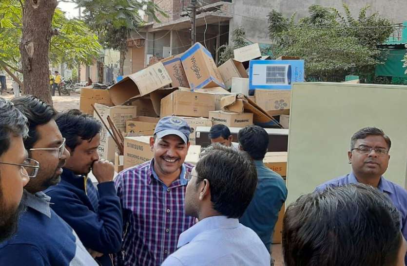 The shopkeeper wrote an apology तीन ट्रक माल भरा था तलघर में जेसीबी देखते ही निकली हैकड़ी