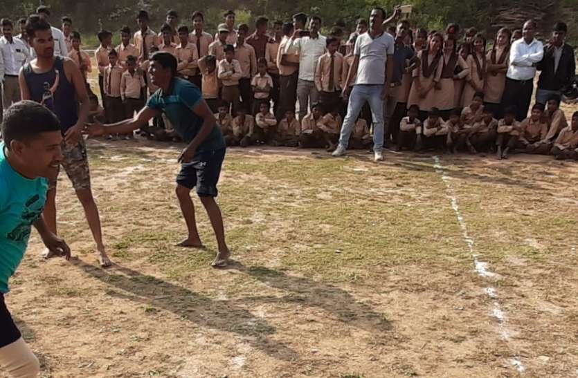 जहां होनी चाहिए थी रेलमपेल, वहां खेला गया ऑन ड्यूटी 'खेल जहां होनी चाहिए थी रेलमपेल, वहां खेला गया ऑन ड्यूटी 'खेल