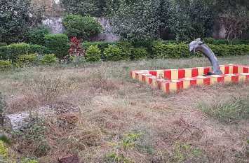 Some parks are closed to the public, some are just formal parks कुछ पार्कों में जनता के लिए ताला तो कुछ सिर्फ औपचारिकता के पार्क