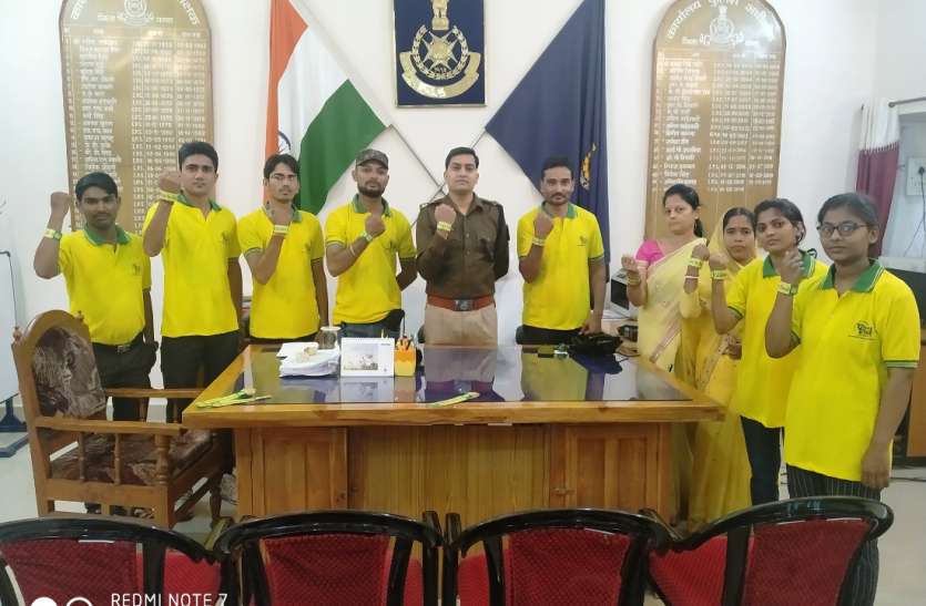 चाइल्ड लाइन ने अधिकारियों को बांधे फ्रेंडशिप बैंड अधिकारियों को बांधे फ्रेंडशिप बैंड