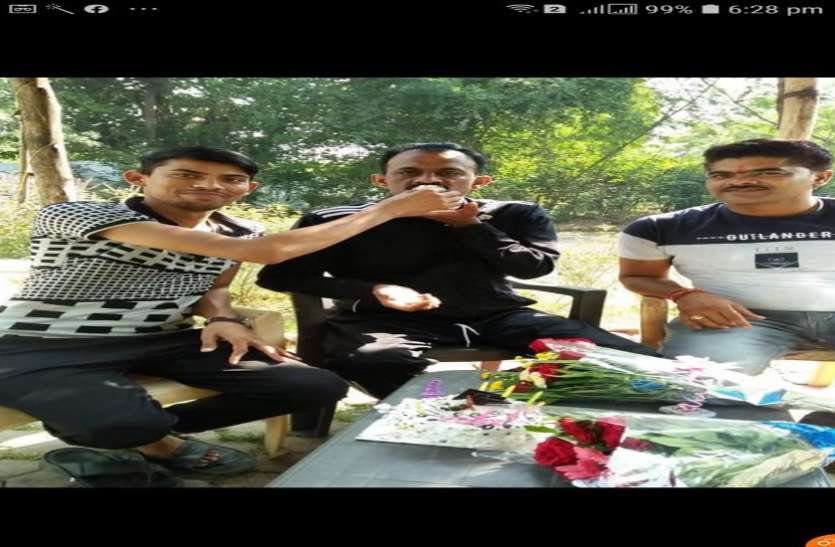 Wine contractor posted on Facebook, post celebrating birthday with ASP, know what happened then फेसबुक पर चर्चित शराब ठेकेदार ने पोस्ट की एएसपी के साथ जन्मदिन मनाते पोस्ट, जानिए फिर क्या हुआ