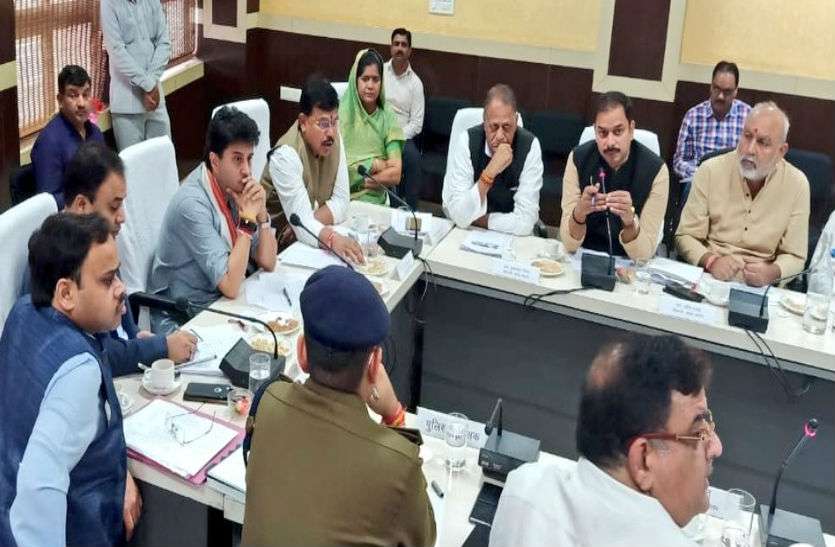 8_4.jpg 'BOSS' की हैसियत में सिंधिया को देख भड़की बीजेपी, कांग्रेस ने कहा- उन्हें पूरा है अधिकार