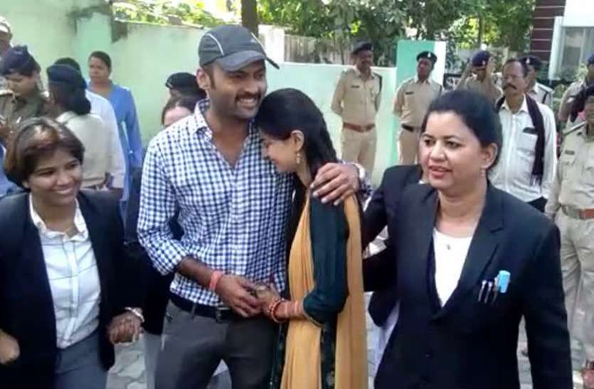 anjali_jain.jpg आखिर मुहब्बत की जंग जीत ही गयी अंजलि, पति से मिलकर बोली- बस पिता भी आशीर्वाद देकर अपना लें