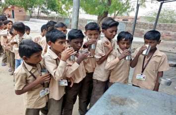 annapurna milk scheme in rajasthan स्कूल के दूध का कर्ज चुकाने पर बनी सहमति, फिर बच्चों ने चखा दूध का स्वाद