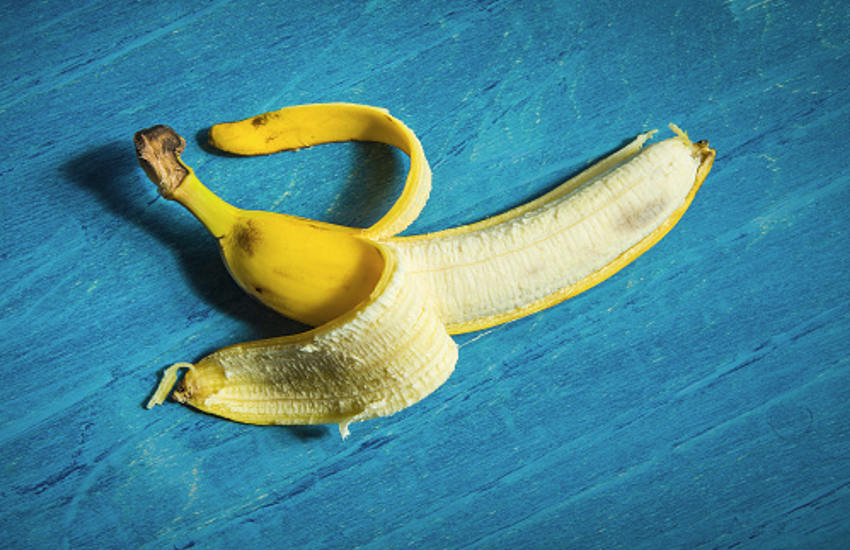 You Should Banana Peel Benefits For Skin मुंहासे झुर्रियां दूर कर चेहरा चमकदार बनाता है केले 