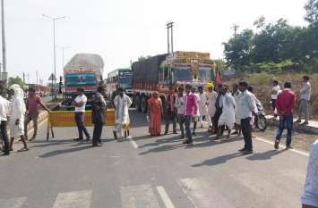 Angry farmers jammed the highway for not providing manure from the war वेयर हाउस से खाद नहीं देने पर नाराज किसानों ने हाइवे पर लगाया जाम