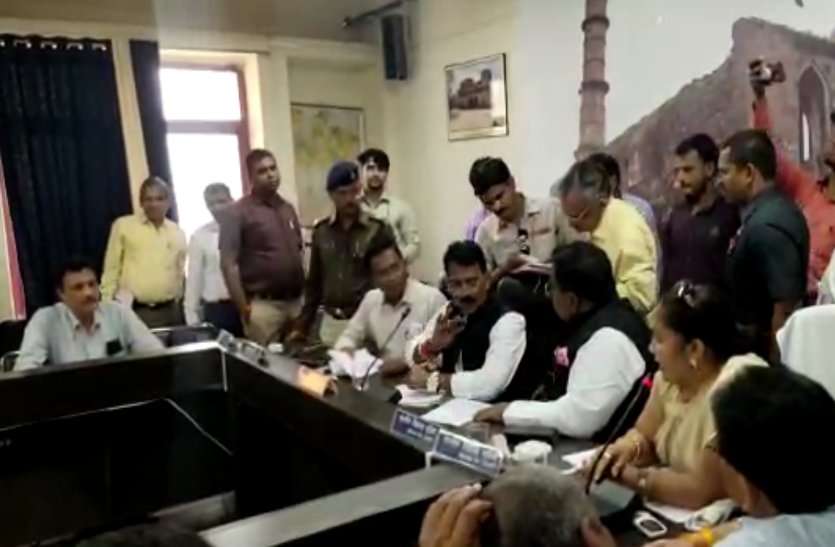 burhanpur.jpg मंत्री के सामने विधायक हुई आगबबूला, आबकारी अधिकारी पर भड़की, देखें VIDEO