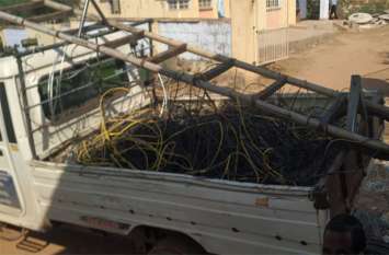 Electricity thieves took their own separate line बिजली चोरों ने डाल ली खुद की अलग से लाइन