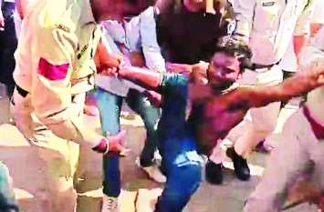 youth wanted to suicide in family dispute in dhar सनसनीखेज : युवक ने खुद पर केरोसिन डाला, लोगों ने माचीस छीनी तो बस के सामने लेट गया