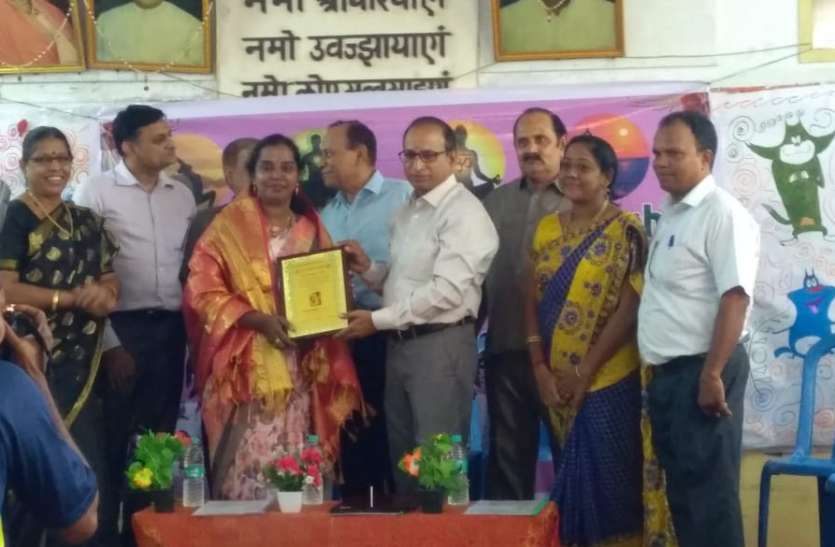 Shyamala Chandramohan has been awarded the Best Principal Award Tamilnadu: श्यामला चन्द्रमोहन को सर्वश्रेष्ठ प्रधानाध्यापिका पुरस्कार