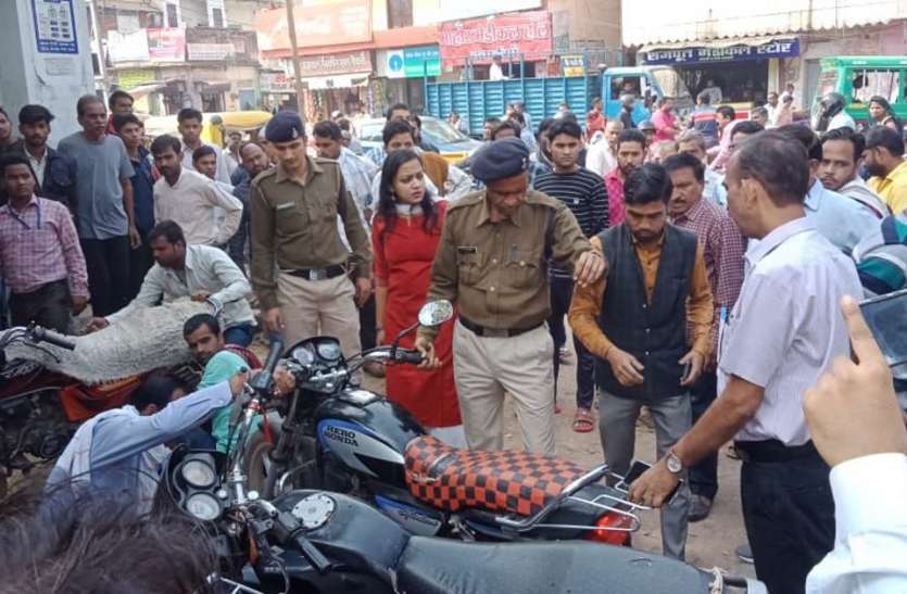 स्कूल-कॉलेजों के बाहर गुटखा पाउच बेचने वालों और बीच रास्ते वाहन खड़े करने वालों पर कार्रवाई स्कूल-कॉलेजों के बाहर गुटखा पाउच बेचने वालों और बीच रास्ते वाहन खड़े करने वालों पर कार्रवाई