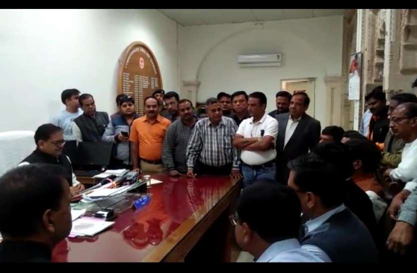 Businessman said: Trade license and diversion fee is wrong व्यवसायी बोले: गलत है ट्रेड लायसेंस एवं डायवर्सन शुल्क, आयुक्त ने कहा,व्यवसाईयों को नहीं होने देंगे परेशान