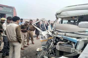 nine foreigner injured in road accident टैंकर और ट्रेवलर में जोरदार भिड़ंत, नौ विदेशी घायल