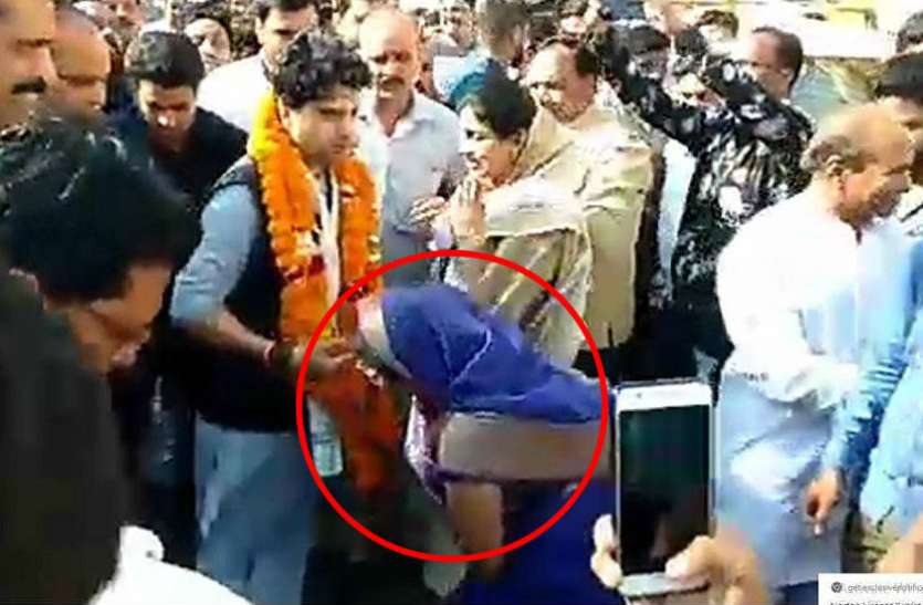 ग्वालियर पहुंचे सिंधिया तो सड़क पर ही 'महाराज' के पैर छूने दौड़ पड़ी महिला मंत्री, देखें वीडियो ग्वालियर पहुंचे सिंधिया तो सड़क पर ही 'महाराज' के पैर छूने दौड़ पड़ी महिला मंत्री, देखें वीडियो
