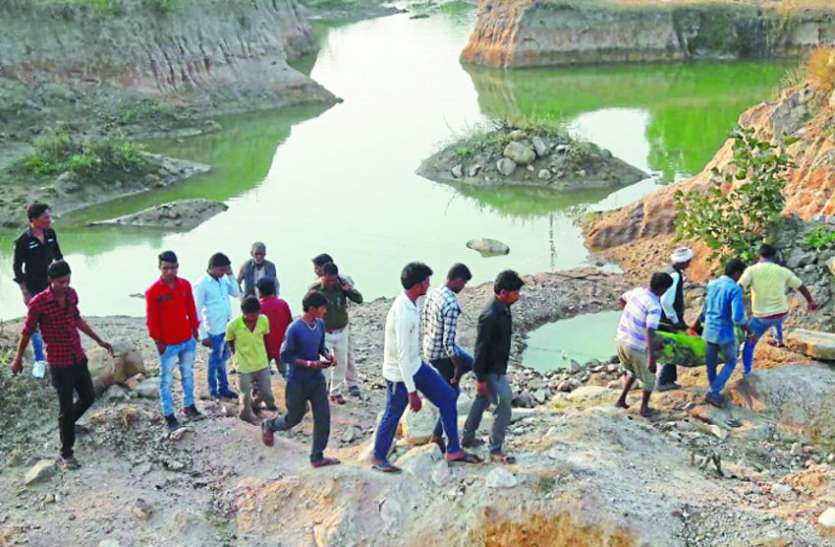 मुरम खदान में उतराता मिला युवक का शव मुरम खदान में उतराता मिला युवक का शव