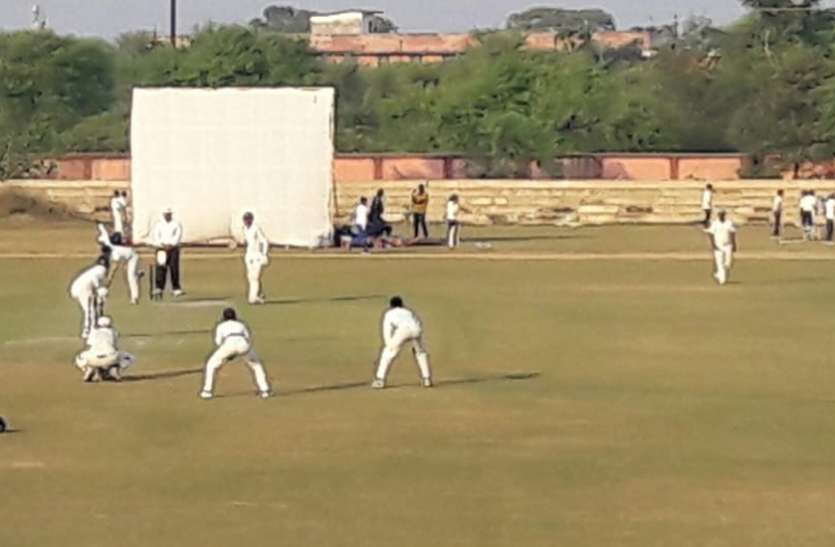 Cricket : Narmadapuram made 407 run for 6 wickets in first inning Cricket : जबलपुर की लचर गेंदबाजी, नर्मदापुरम ने पहली पारी में बनाया 6 विकेट पर 407 रन
