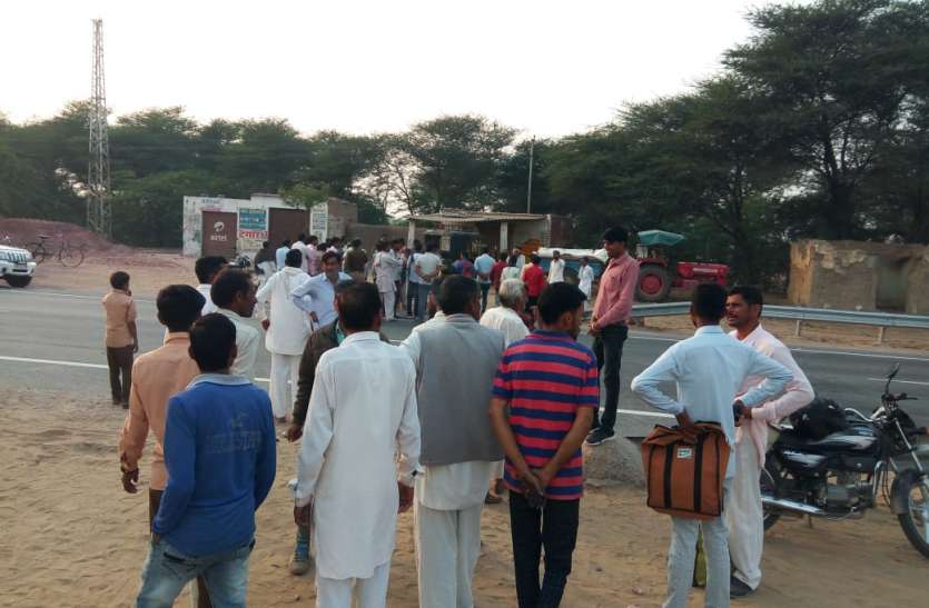 Auto collides with truck, four injured स्कूली बच्चों से भरे ऑटो को ट्रक ने मारी टक्कर, चार घायल