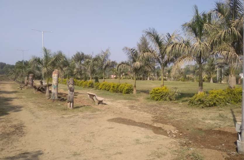 Park's rejuvenation stalled due to lack of budget, contractor refuses बजट के अभाव में पार्क का कायाकल्प अटका, देखभाल के लिए ठेकेदार ने किया इंकार