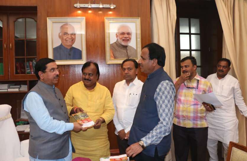 मंत्री जोशी को उत्सव में शामिल होने का आमंत्रण मंत्री जोशी को उत्सव में शामिल होने का आमंत्रण