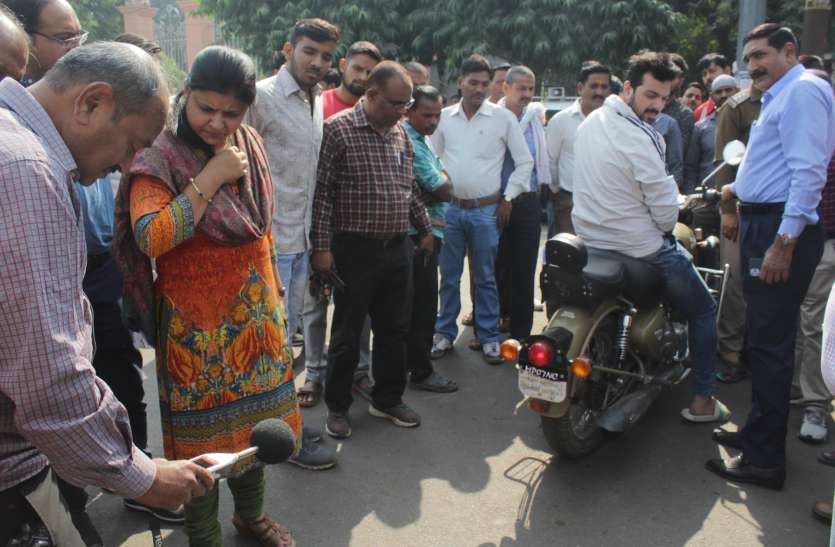 Transport Department, Traffic Police and Pollution Control Board have शहर की आवोहवा में जहर घोलते हुए पकड़े ४० वाहन