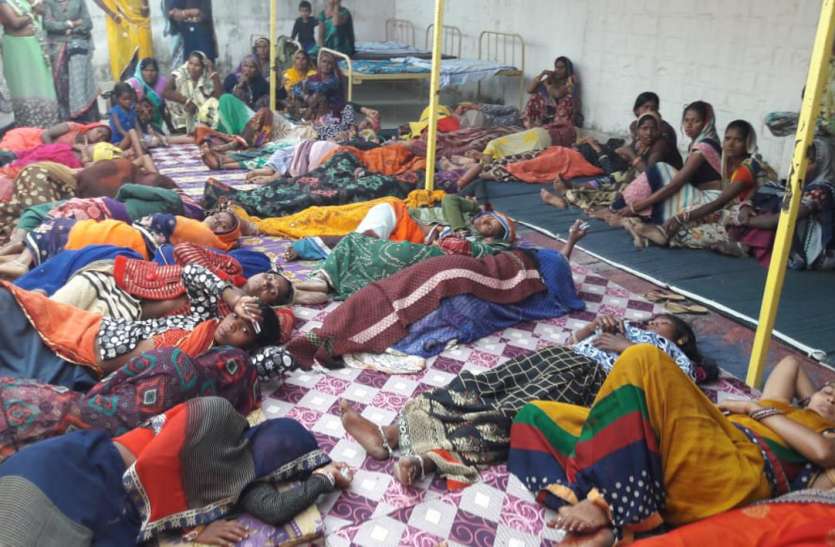 नसबंदी के बाद महिलाओं को नहीं मिला बेड, जमीन पर लेटाया नसबंदी के बाद महिलाओं को नहीं मिला बेड, जमीन पर लेटाया