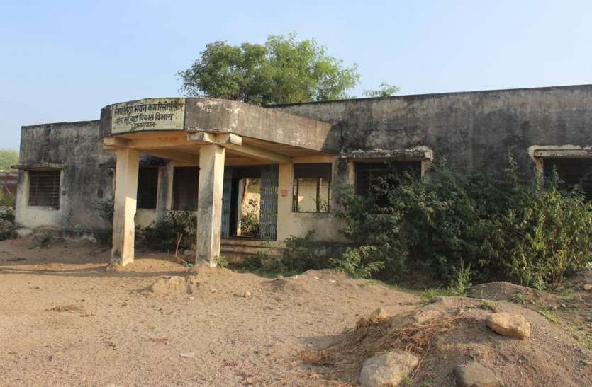 Samaikantak opened the doors and windows from the deserted Siddha Bhavan वीरान स्वयं सिद्धा भवन से समाजकंटक खोल ले गए खिड़की-दरवाजे