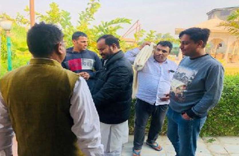 सभापति के नामांकन के बाद दोनों खेमों के पार्षद अलवर से रवाना सभापति के नामांकन के बाद दोनों खेमों के पार्षद अलवर से रवाना