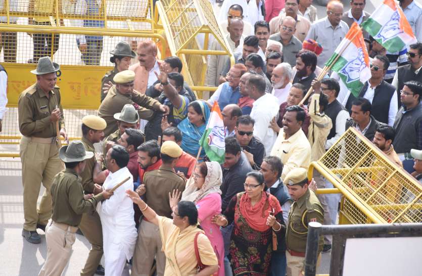 Congress protests in bikaner जिला कलक्ट्रेट के आगे कांग्रेस ने किया प्रदर्शन