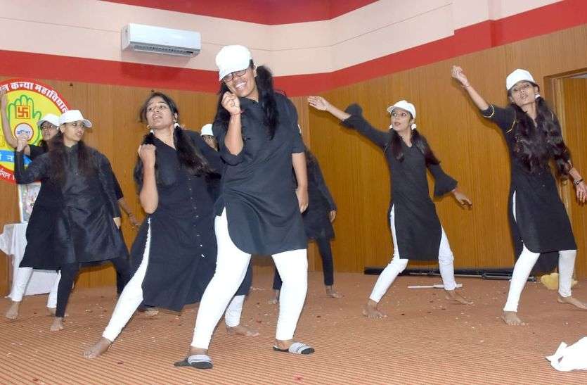 नृत्य की प्रस्तुतियों ने मन मोहा नृत्य की प्रस्तुतियों ने मन मोहा