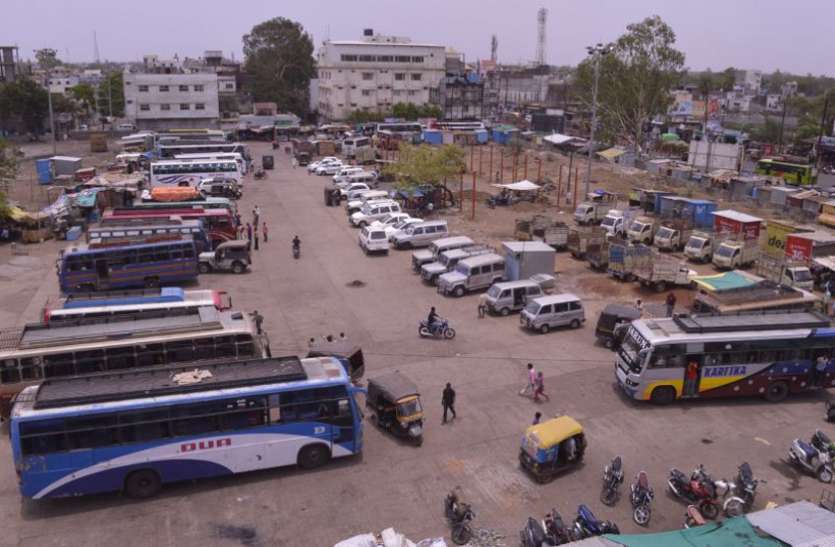 bus_3.jpg बस का इंतज़ार कर रहे थे तीन लोग, तभी वहां पहुंच गयी पुलिस और नज़ारा बदल गया