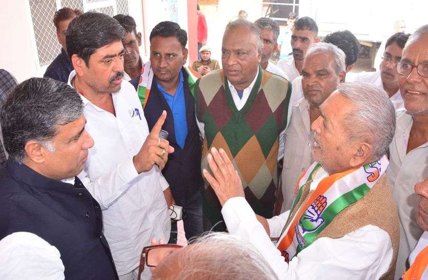 चूरू में सभापति के लिए कांग्रेस में बगावत के सुर तेज, ठोकी ताल चूरू में सभापति के लिए कांग्रेस में बगावत के सुर तेज, ठोकी ताल