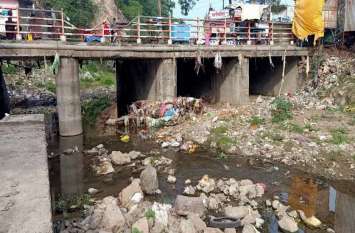 Dirt and water drainage necessary before renovation of Balwanti River जीर्णोद्धार के पूर्व गंदगी व पानी की निकासी जरूरी