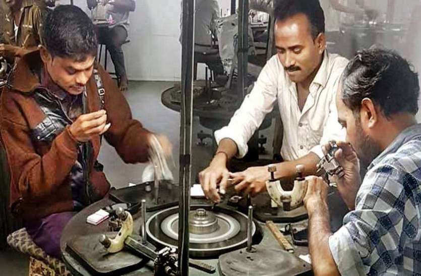 file diamond newsखुल गए हीरा कारखाने, श्रमिकों का इंतजार