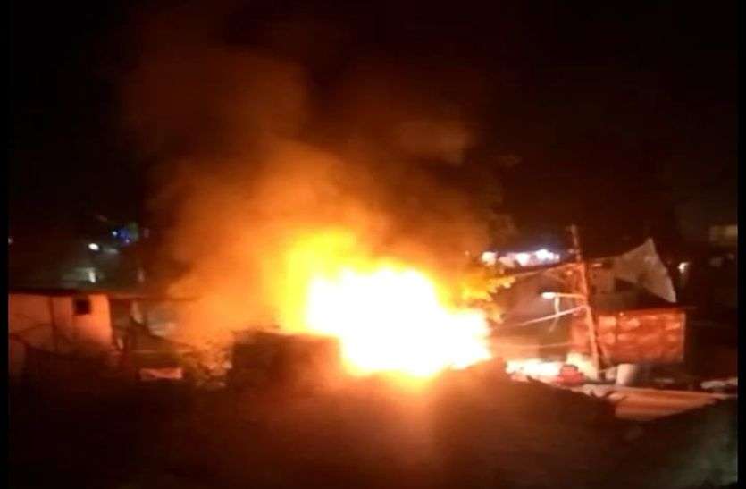 VIDEO : घर में आग लगने से मचा हडक़ंप VIDEO : घर में लगी भीषण आग, लोगों ने बुझाई