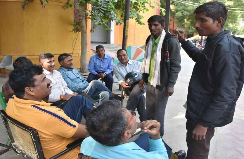 Incidents of fraud in bhilwara बस में सहयात्री बनकर की पहचान,कलक्ट्रेेेट पहुंच एक हजार लेकर चम्पत