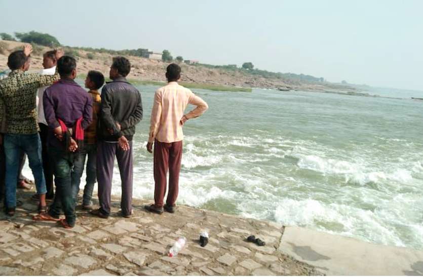 Girls Students Drowned in Rivar नाना के यहां से छुट्टियां मनाकर घर लौट रही बालिका चंबल में बही, चंद मिनटों में मां की आंखों से ओझल हो गई बेटी