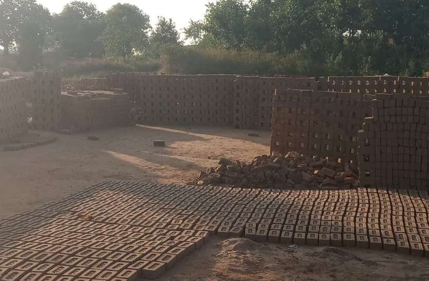 श्मशान की भूमि खोदकर बना रहे ईंट श्मशान की भूमि खोदकर बना रहे ईंट
