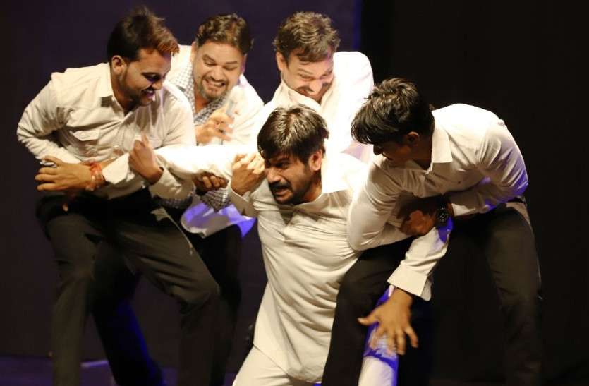 जेकेके के रंगायन सभागार में पाक्षिक थियेटर योजना के तहत खेला गया हिला गया नाटक 'पागलघर'