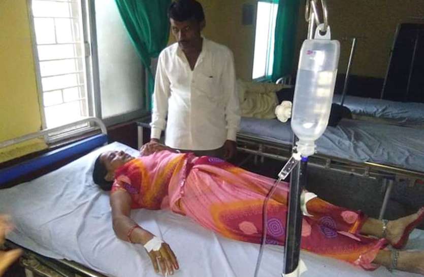चलती बाइक सवार दंपती पर फेंका मिर्च पाउडर चलती बाइक सवार दंपती पर फेंका मिर्च पाउडर