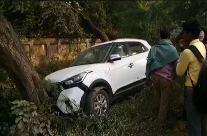 Mau car accident तेज रफ्तार कार ने तीन लोगों को कुचला, एक की मौत, दो की हालत गंभीर