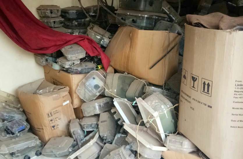Guarantee period meters are gathering dust at the power zone office दफ्तर में दुर्दशा की दास्तां बयां करते गारंटी पीरियड के दस हजार बिजली मीटर