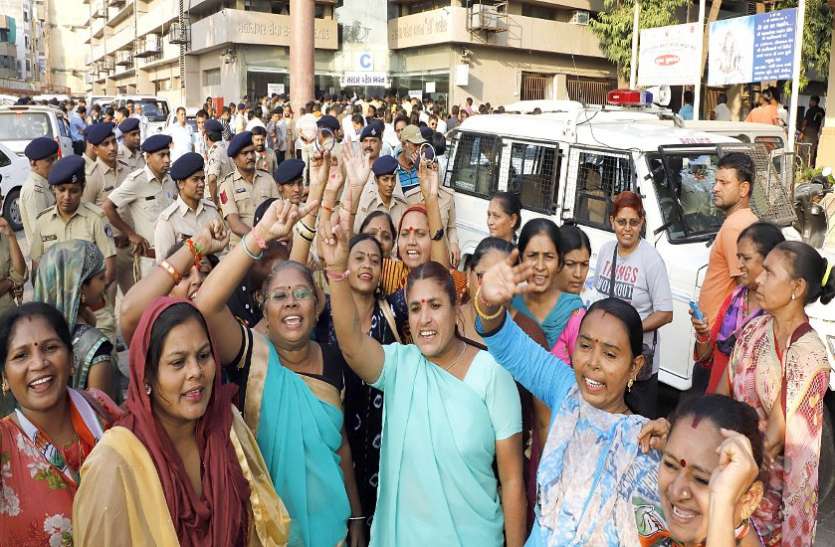 Ahmedabad BRTS : बीआरटीएस बसों से दुर्घटनाओं को लेकर कांग्रेस ने किया जमकर विरोध Ahmedabad BRTS : बीआरटीएस बसों से दुर्घटनाओं को लेकर कांग्रेस ने किया जमकर विरोध