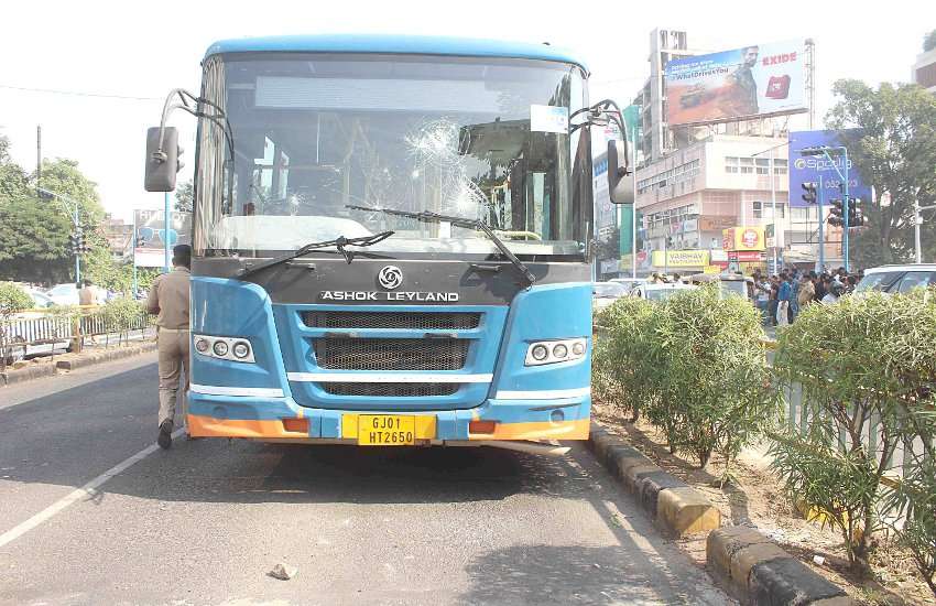 Ahmedabad News बीआरटीएस बस की टक्कर से दो भाइयों की मौत, आरोपी चालक देर रात गिरफ्तार