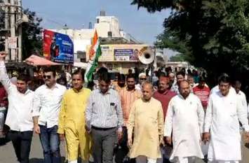 Congress rally in protest against central government policies केंद्र सरकार की नीतियों के विरोध में कांग्रेस ने निकाली रैली, प्रधानमंत्री के नाम कलक्टर को सौंपा ज्ञापन