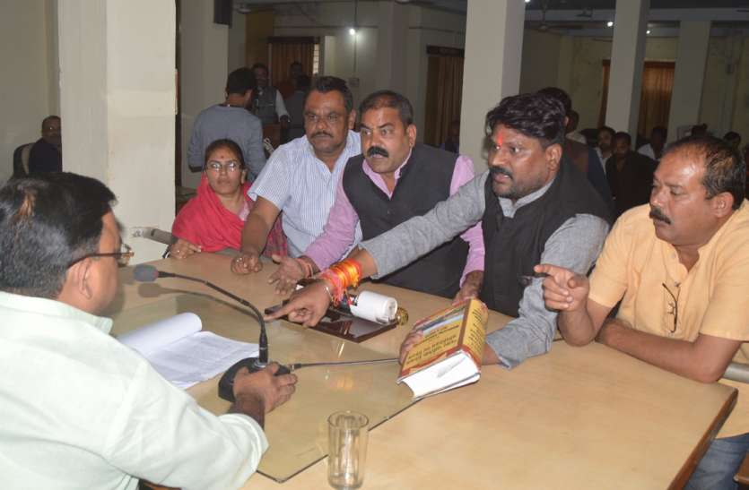 निगम परिषद में एजेंडे की वैधता पर भाजपा पार्षदोंं का हंगामा, स्पीकर पर भी आरोप निगम परिषद में एजेंडे की वैधता पर भाजपा पार्षदोंं का हंगामा, स्पीकर पर भी आरोप