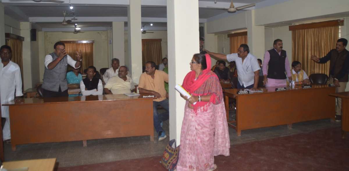 निगम परिषद में एजेंडे की वैधता पर भाजपा पार्षदोंं का हंगामा, स्पीकर पर भी आरोप
