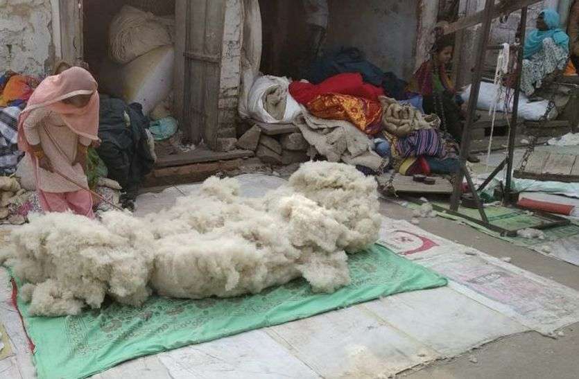रजाई-गद्दे भरने का बढ़ा काम रजाई-गद्दे भरने का बढ़ा काम